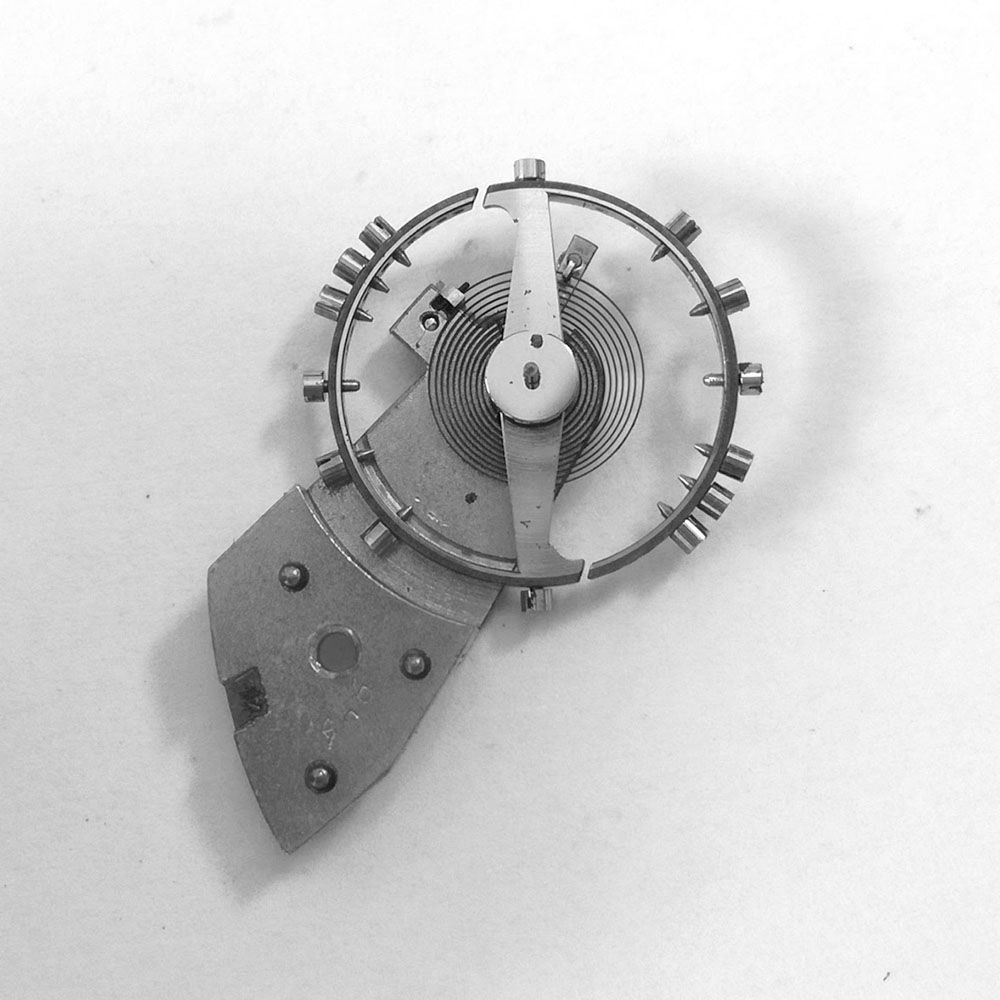 Here the bottom of the balance wheel. A much large balance, and a perfectly spiral hairspring without any bends to the external loop.