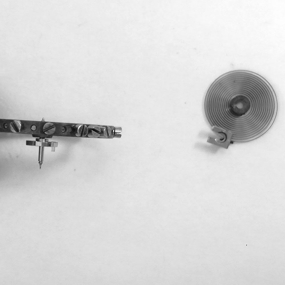Examining the height of the roller table. Which should normally sit against the bottom balance seat (here there is a gap).