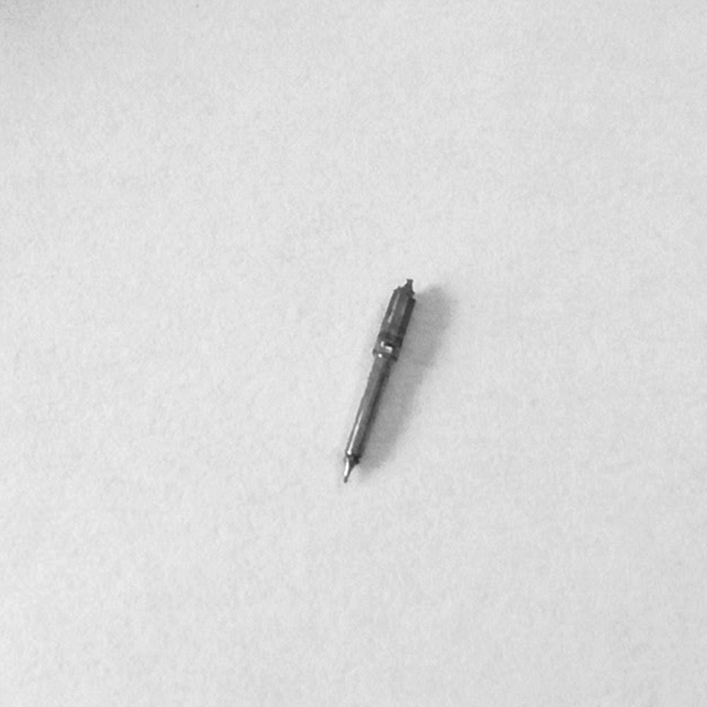 The poor quality of the replacement staff which is of two parts (instead of solid steel) is visible here, as the seat remained on the balance wheel.